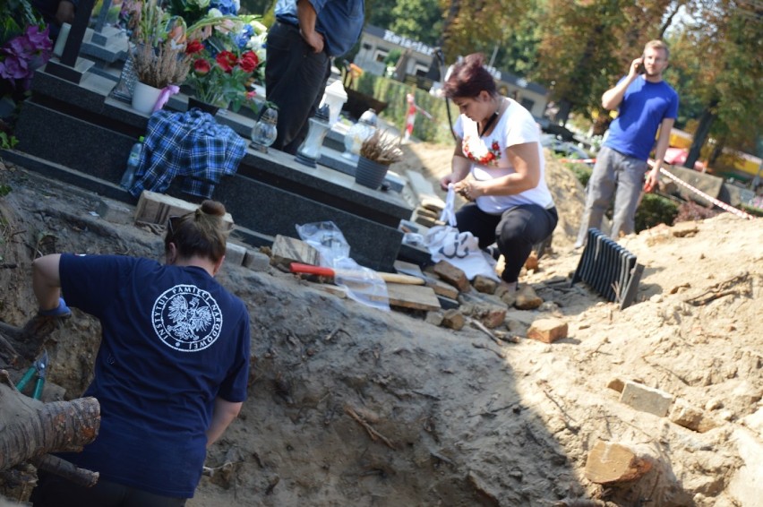 IPN  szukał żołnierzy pod murem cmentarza w Wieluniu. Wydobyto szczątki czterech osób [ZDJĘCIA]