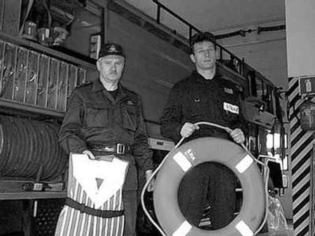 Jedyny sprzęt do ratownictwa wodnego, jaki posiada JRG PSP w Jarocinie,  prezentują od lewej starszy aspirant Marek Łabędzki i ogniomistrz Robert Przydryga.