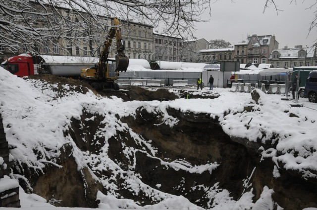 Na placu Piastowskim trwa rozbiórka dawnej stacji paliw Orlen. ...