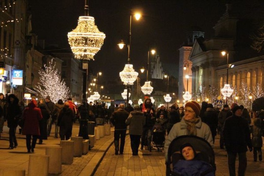 Fajerwerki, świąteczne lampki, kolędy, gigantyczna choinka i...