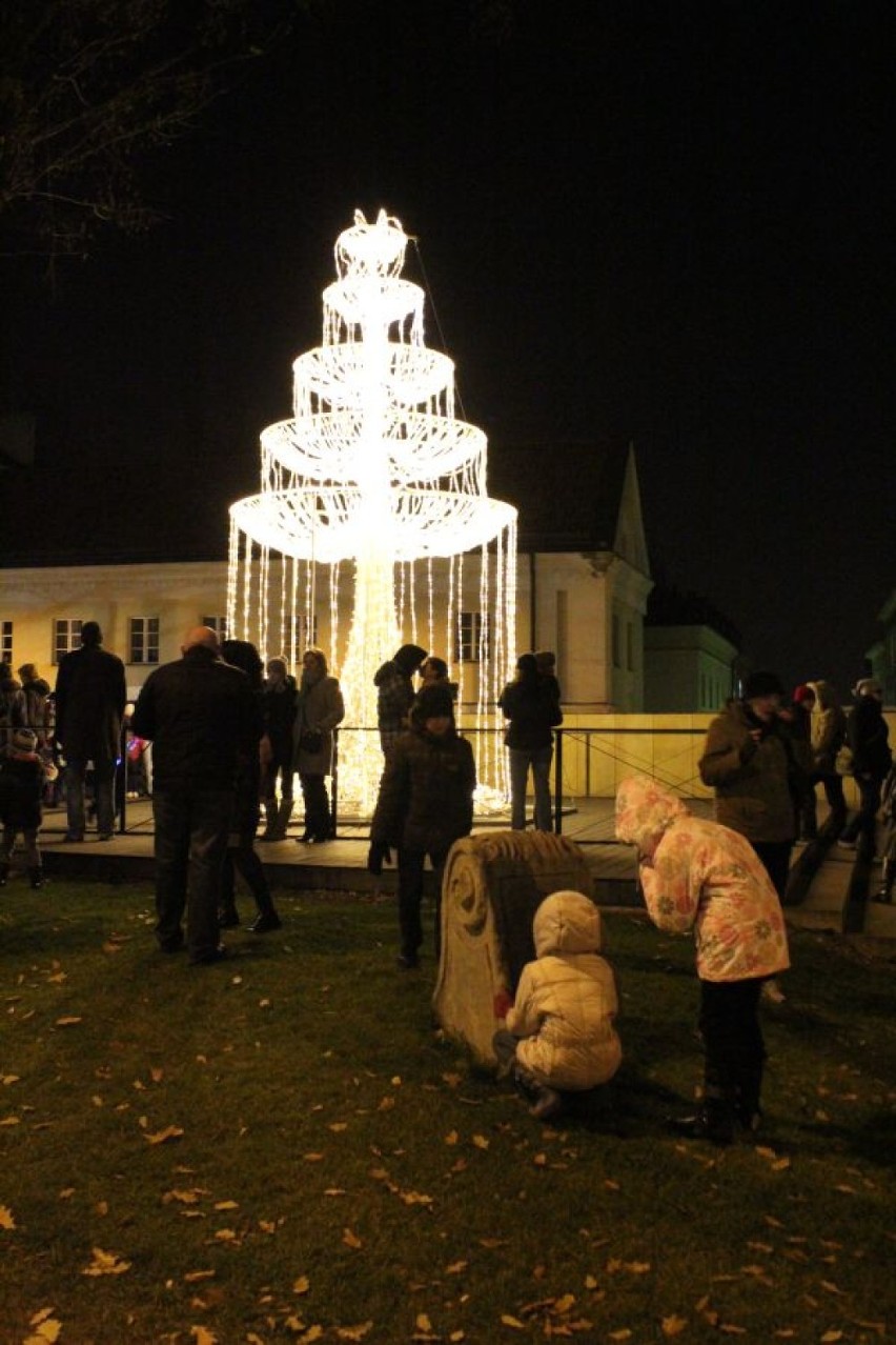 Fajerwerki, świąteczne lampki, kolędy, gigantyczna choinka i...