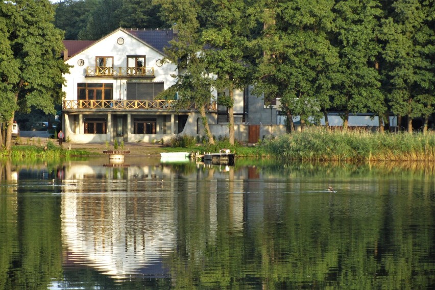 Jesienne popołudnie nad Jeziorem Zaleskim sprzed 12 lat. Zobaczcie, jak zmieniła się okolica i plaża nad jeziorem