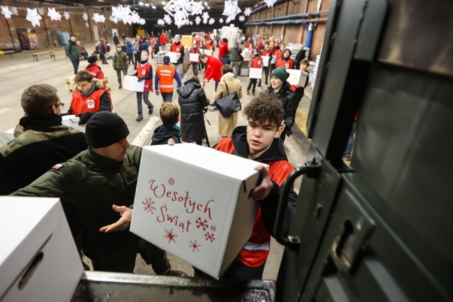 Ponad 100 wolontariuszy Caritasu i żołnierzy WOT szykowało we wtorek (13 grudnia) paczki dla najuboższych seniorów.