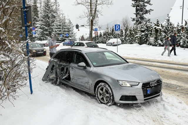 Audi mocno ucierpiało w wyniku uderzenia przez skodę. Zerwana została blachy z tylnych drzwi