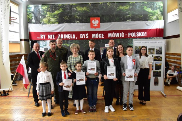 Rozstrzygnięcie konkursu fotograficznego „Aktywnie po małej Ojczyźnie - śladami legend pałuckich” w Szkole Podstawowej nr 1 w Żninie (10.11.2023).