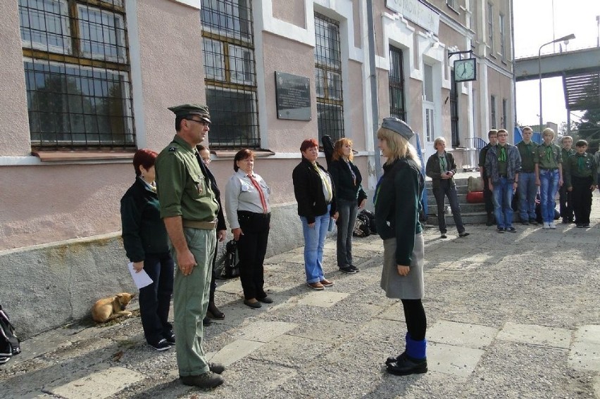 VII Rajd Hufca ZHP Ostrowiec rozpoczął się przed budynkiem...