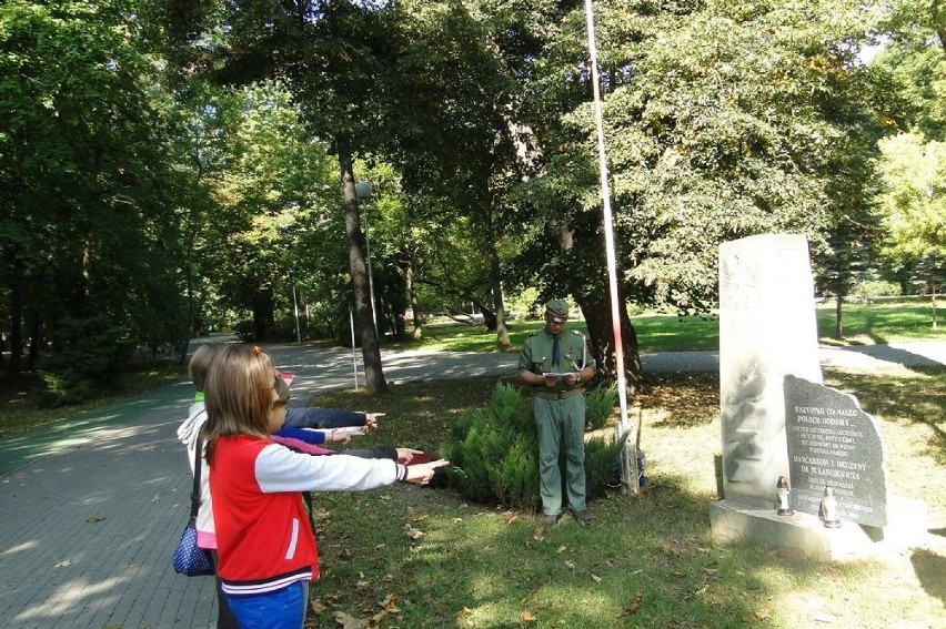 Przed Pomnikiem Harcerza w Parku Miejskim.