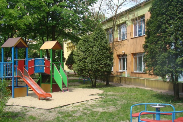 Zawieszone zajęcia są w grupie 4-latków Publicznego Przedszkola numer 15 przy ulicy Kusocińskiego w Radomiu.