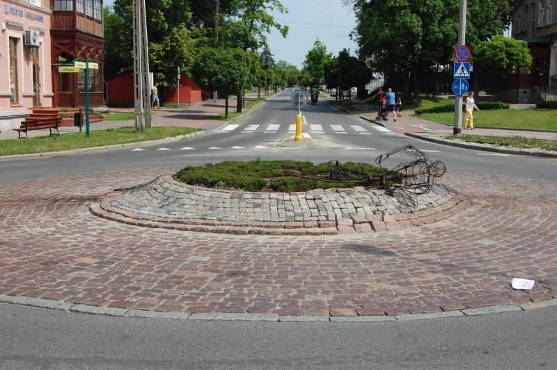 Figura bicyklisty na rondzie przy ul. Chopina zniszczona. Samochód przejechał przez środek ronda?