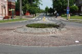 Figura bicyklisty na rondzie przy ul. Chopina zniszczona. Samochód przejechał przez środek ronda?