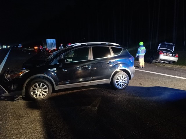 Do nietypowej sytuacji doszło na autostradzie A2 w powiecie międzyrzeckim. W jednym miejscu doszło do trzech kolizji. W każdej z nich uczestniczyły dwa pojazdy. Autostrada w stronę Poznania przez ponad godzinę była zablokowana.

To zdarzenie miało miejsce we wtorek, 15 lutego, w godzinach wieczornych. Po godzinie 18. służby dostały zgłoszenie do zdarzenia, w którym łącznie uszkodzonych zostało sześć pojazdów. - Zdarzenie miało miejsce na pasie autostrady A2 w stronę Poznania. Obecni na miejscu policjanci ustalili, że w tym samym miejscu doszło do trzech kolizji, w każdej z nich uczestniczyły dwa pojazdy - mówi sierżant sztabowy Mateusz Maksimczyk, oficer prasowy Komendy Powiatowej Policji w Międzyrzeczu. 

Jedna osoba uskarżała się na ból brzucha. Przewieziono ją do szpitala. Po wykonaniu badań okazało się jednak, że nic poważnego się nie stało. Skończyło się na uszkodzonych pojazdach, wobec czego zdarzenie zakwalifikowano jako kolizję, a sprawców ukarano mandatami.  

Do kolizji doszło na autostradzie A2 na pasie w kierunku Poznania:
