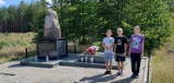 Uczniowie szkoły w Masłowicach uporządkowali obelisk ku czci żołnierzy 