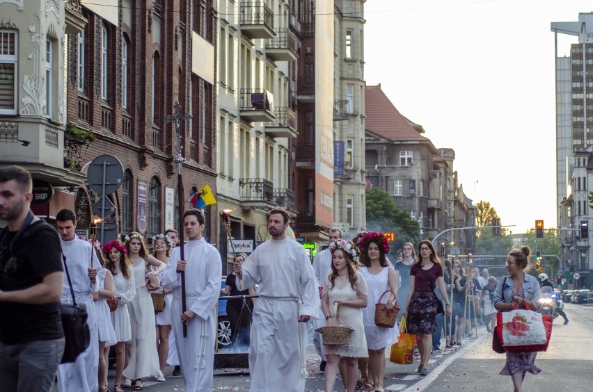 Akademicka Procesja Bożego Ciała przeszła ulicami Katowic [ZDJĘCIA]