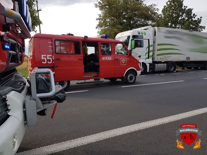 Wypadek w Stanisławowie pod Wieluniem. Osobówka zderzyła się z ciężarówką ZDJĘCIA