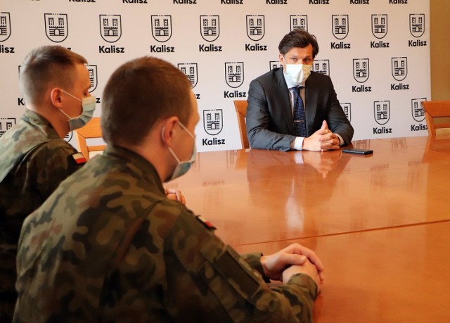Prezydent Kalisza spotkał się z żołnierzami Wojsk Obrony Terytorialnej, którzy pomagają w kaliskim DPS