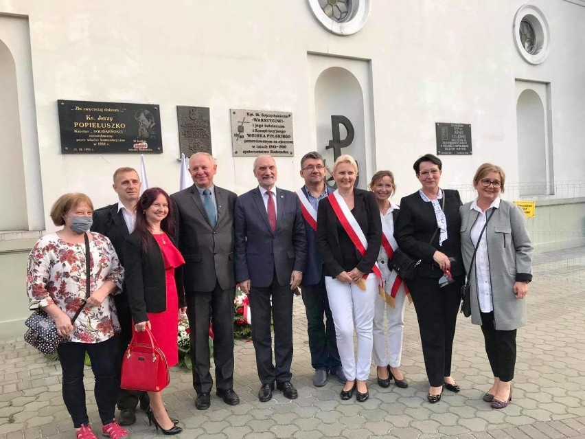 Obchody 40. rocznicy powstania Solidarności w Radomsku. Msza św. i kwiaty pod tablicą błogosławionego ks. Popiełuszki [ZDJĘCIA]