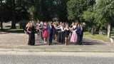Komers w Sulmierzycach. Odtańczyli poloneza przed miejscowym Ratuszem [FOTO]