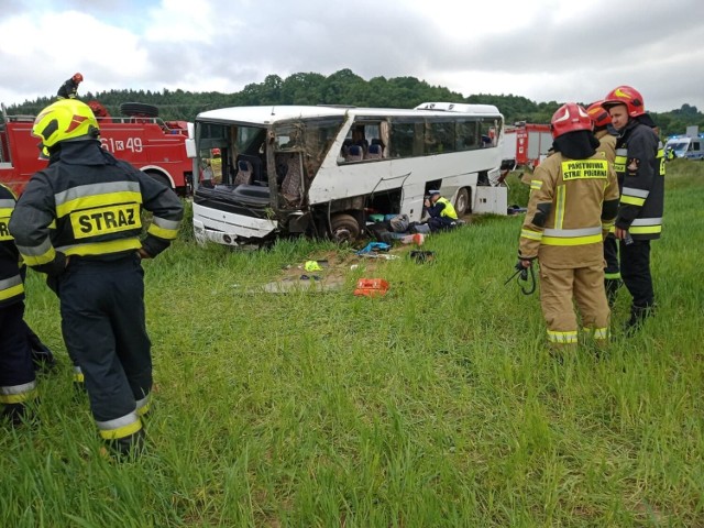 Wypadek autokaru ze szkolną wycieczką w Roztoce koło Zakliczyna. Pojazd zjechał z drogi i przewrócił się na bok