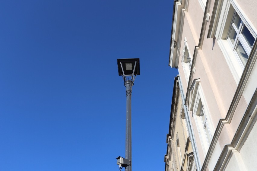Na placu Wolności w Kielcach montują nowe oświetlenie. To początek wyczekiwanej dużej inwestycji. Zobacz zdjęcia