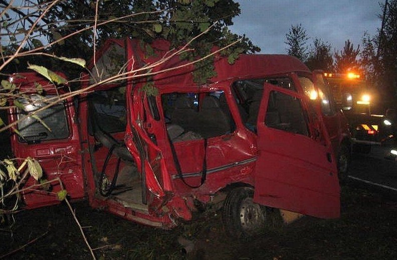 Bąków: Śmiertelny wypadek. Bus zderzył się z ciężarówką [ZDJECIA]