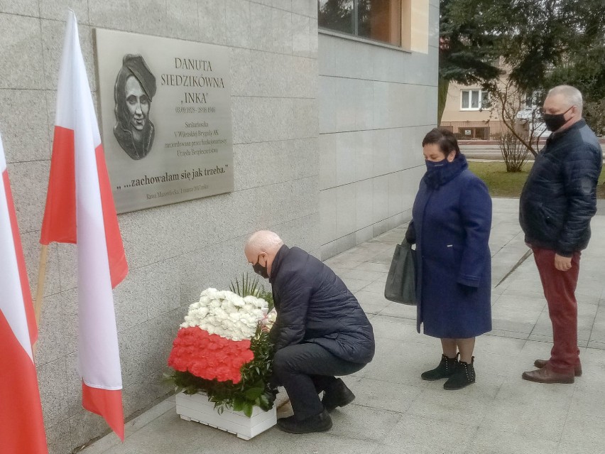 Przedstawiciele samorządu miejskiego złożyli kwiaty pod...