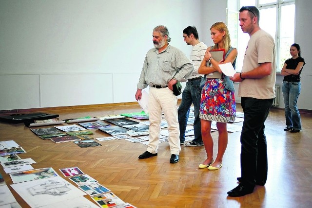 Komisja rekrutacyjna Akademii Sztuk Pięknych ocenia prace Katarzyny Quoos