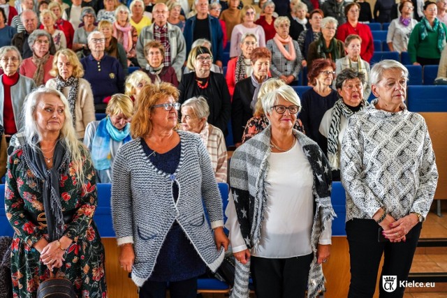 Studenci Świętokrzyskiego Uniwersytetu Trzeciego Wieku w Kielcach, jednego z najstarszych w Polsce zainaugurowali kolejny rok akademicki.

Zobacz zdjęcia