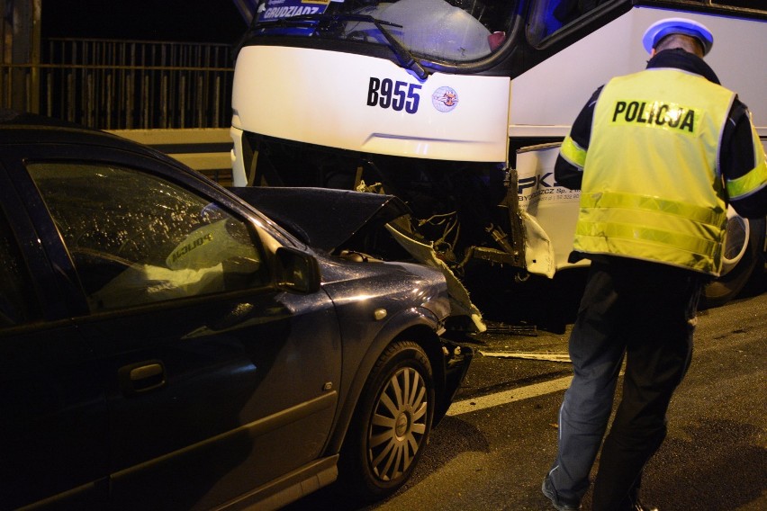 Zderzenie samochodu z autobusem na moście w Grudziądzu [wideo, zdjęcia]