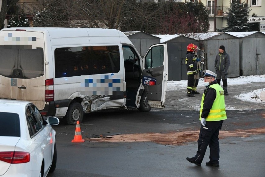 Wypadek w Kielcach. Dostawczak zderzył się z busem wiozącym niepełnosprawne dzieci [ZDJĘCIA, WIDEO] 