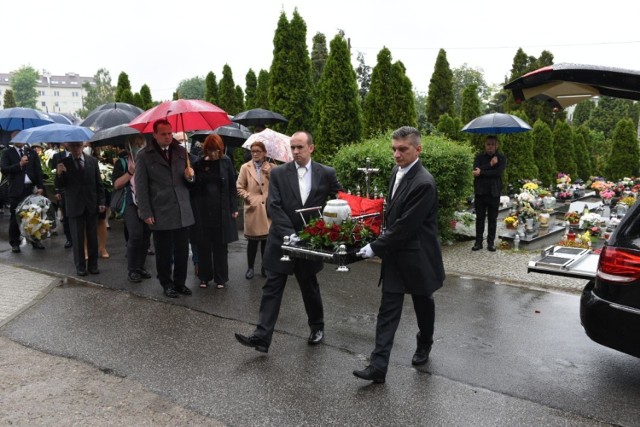 Na cmentarzu komunalnym numer 2 w Toruniu odbyła się ceremonia pogrzebowa. Profesor Marian Filar miał 77 lat.