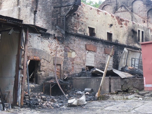 Zgliszcza  spalonego zakładu w Izdebniku