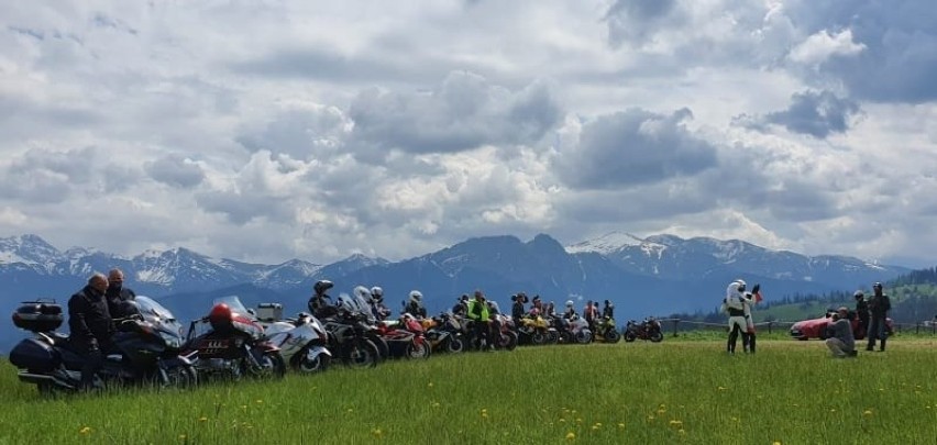 Niezwykły ślub marzeń w górach. Motocyklista z Jezior...