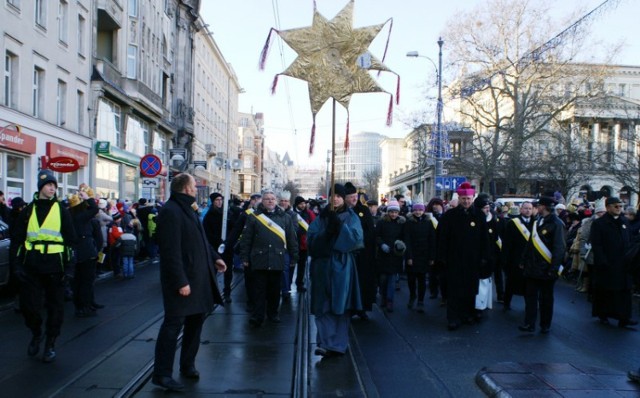 Orszak Trzech Króli podąża na Stary Rynek