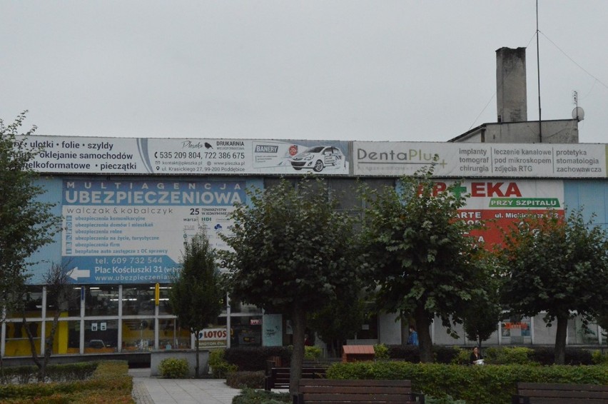 Handlowiec zniknie z centrum Poddębic. Szpecącego budynku...