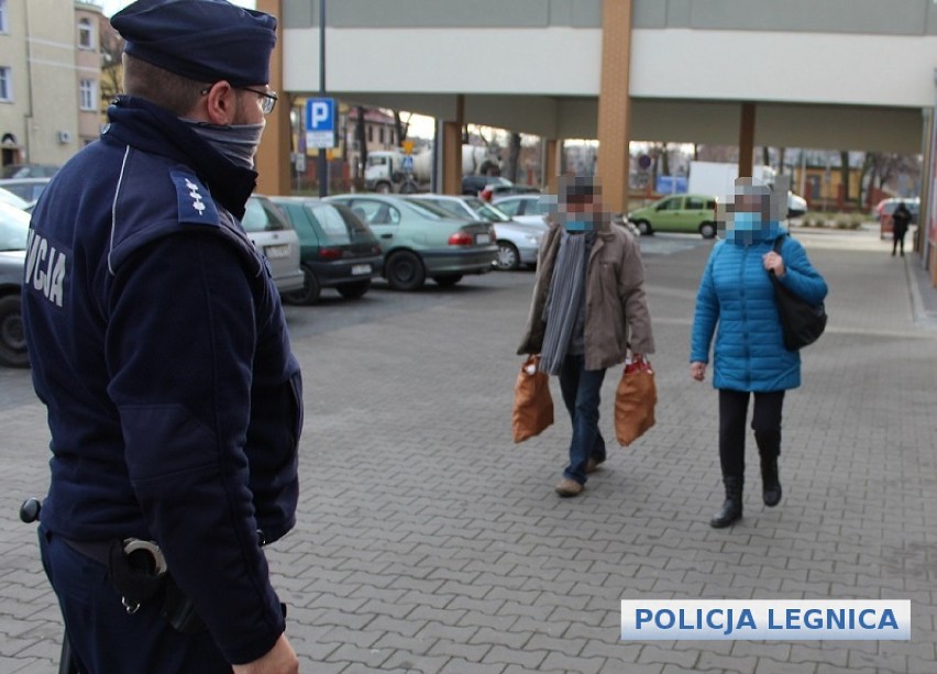 Policja wraz z żołnierzami kontrolują legniczan