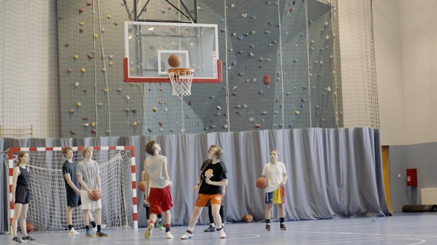 Koszykówka i siatkówka górą. Młodzież z V LO we Wrocławiu rozwija skrzydła w tych dyscyplinach dzięki idei Szkolnych Klubów Sportowych
