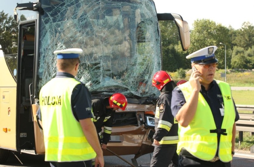 Zderzenie autokaru z ciężarówką na obwodnicy w rejonie...