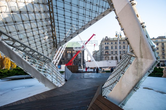 Betlejem Poznańskie 2019 rozpocznie się na placu Wolności już w najbliższą sobotę, 16 listopada. Oficjalne otwarcie odbędzie się o godzinie 17. Na poznaniaków i turystów czeka wiele atrakcji, których przygotowania trwają już od wtorku. Dwa tygodnie później, 30 listopada zostanie otwarty także świąteczny jarmark na Starym Rynku.