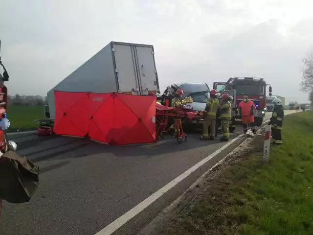 Zablokowana droga z Nysy do Paczkowa. Poważny wypadek na DK 46 we Frydrychowie.