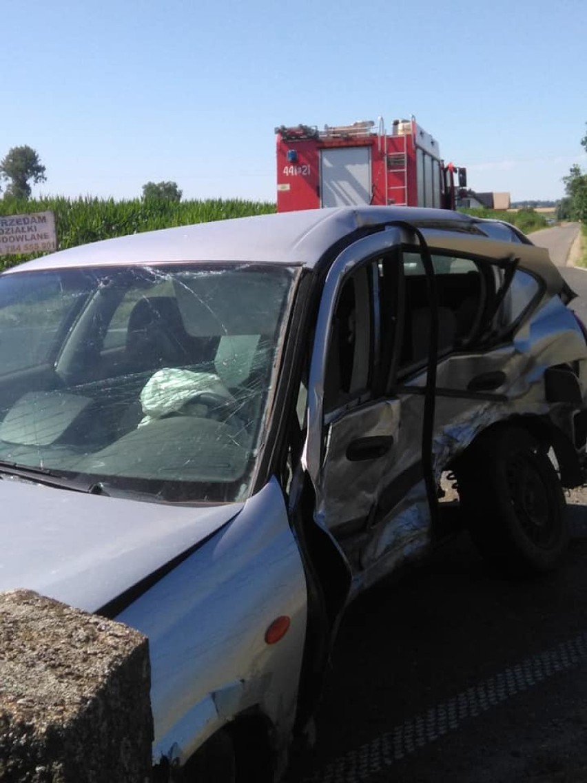Czołowe zderzenie aut w Leszczach. Dwie osoby trafiły do szpitala