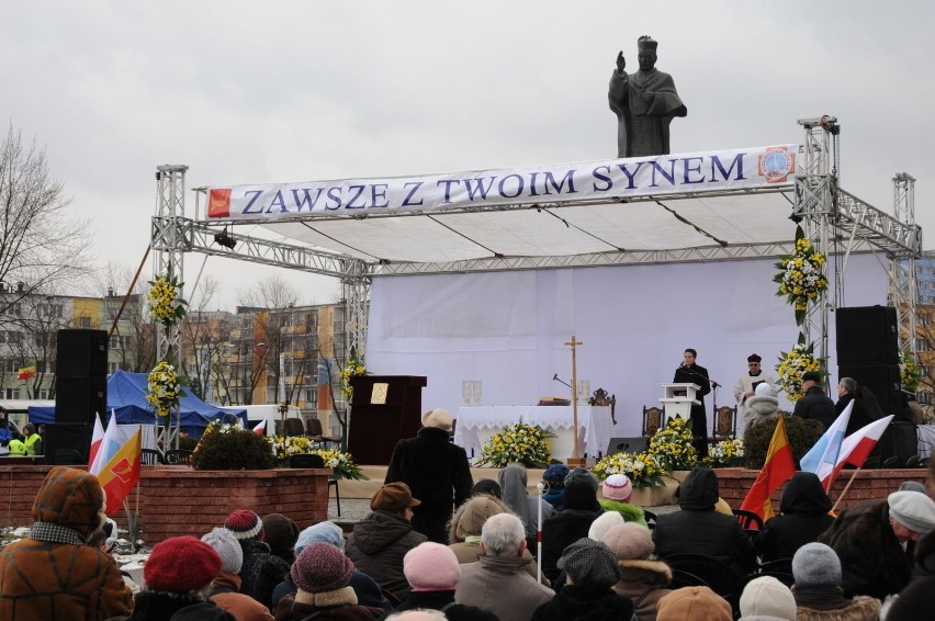 Ceremonia powitania obrazu odbyła się przy pomniku Prymasa...