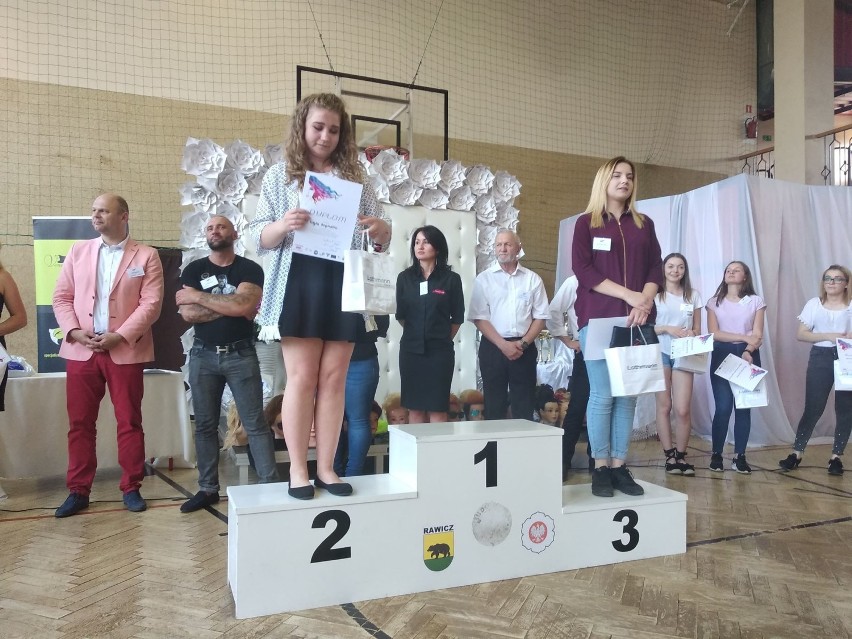 Uczennice ZS nr 4 w Lesznie na konkursie fryzjerskim