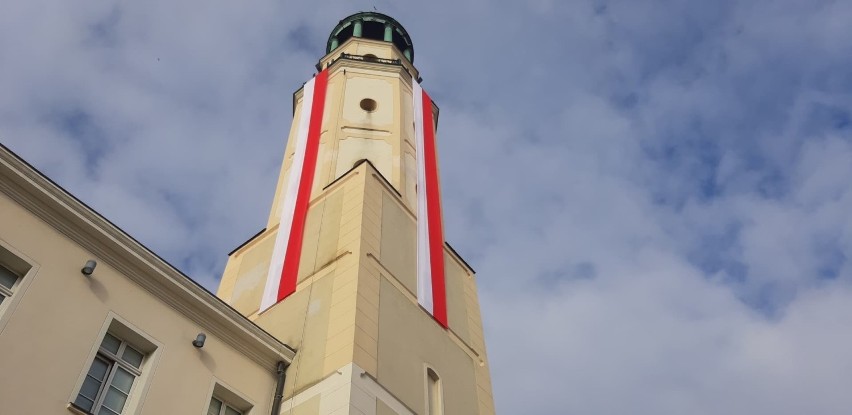 Biało-czerwone flagi wiszą na ratuszowej wieży    