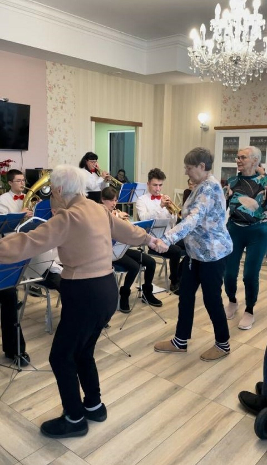 Czarnożylska Orkiestra Dęta zagrała w Domu Seniora w Wieluniu
