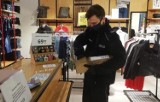 Bezpieczne zakupy w galeriach handlowych. Słupscy policjanci prowadzą działania prewencyjne
