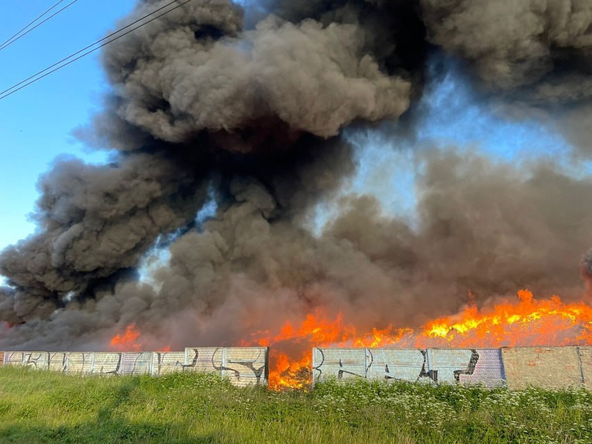 Ogromny pożar złomowiska w Lęborku (23.06.2022