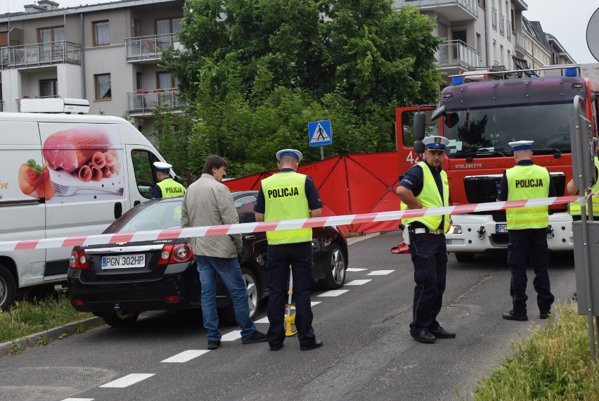 Gniezno. Tragedia na ul. Żuławy. Pod kołami staczającego się busa zginął mężczyzna