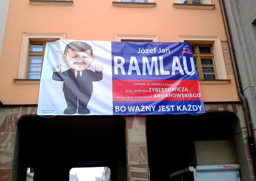 Do wyborów coraz bliżej, więc coraz więcej wyborczych plakatów na ulicach Torunia