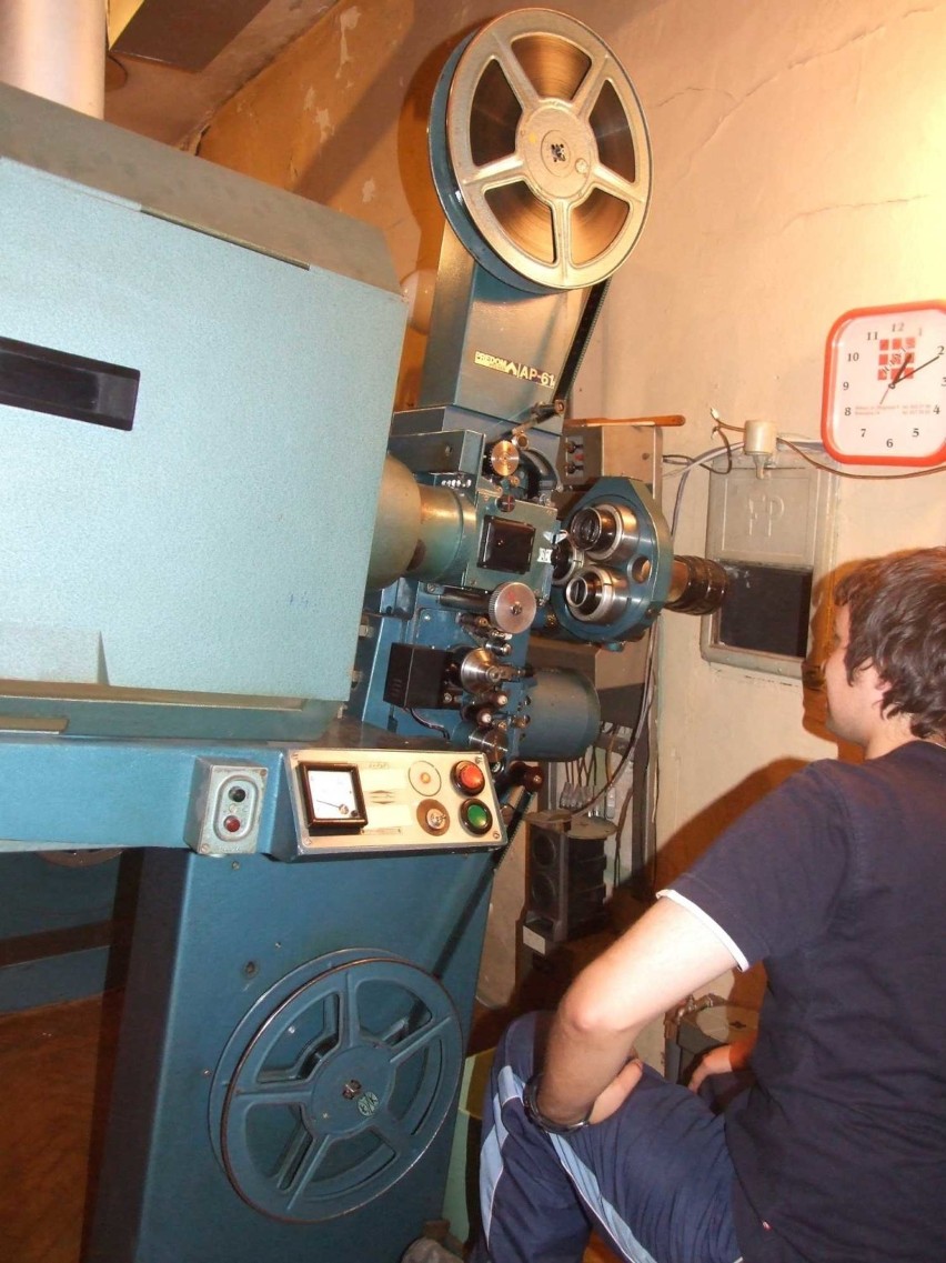 Projektor analogowy służył wieluńskiemu kinu do 2010 roku....