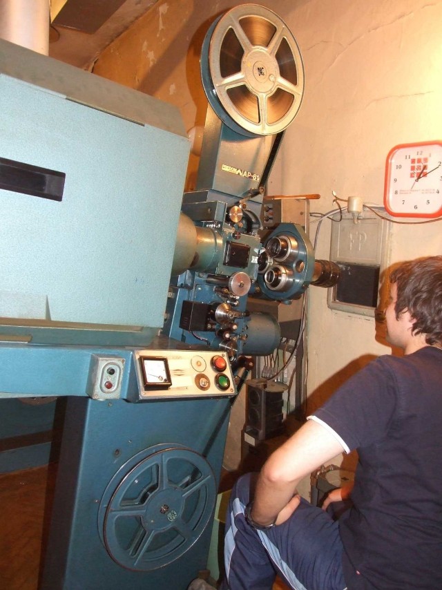 Projektor analogowy służył wieluńskiemu kinu do 2010 roku. Teraz wysłużony sprzęt można podziwiać na stałej wystawie w Muzeum Kinematografii w Łodzi